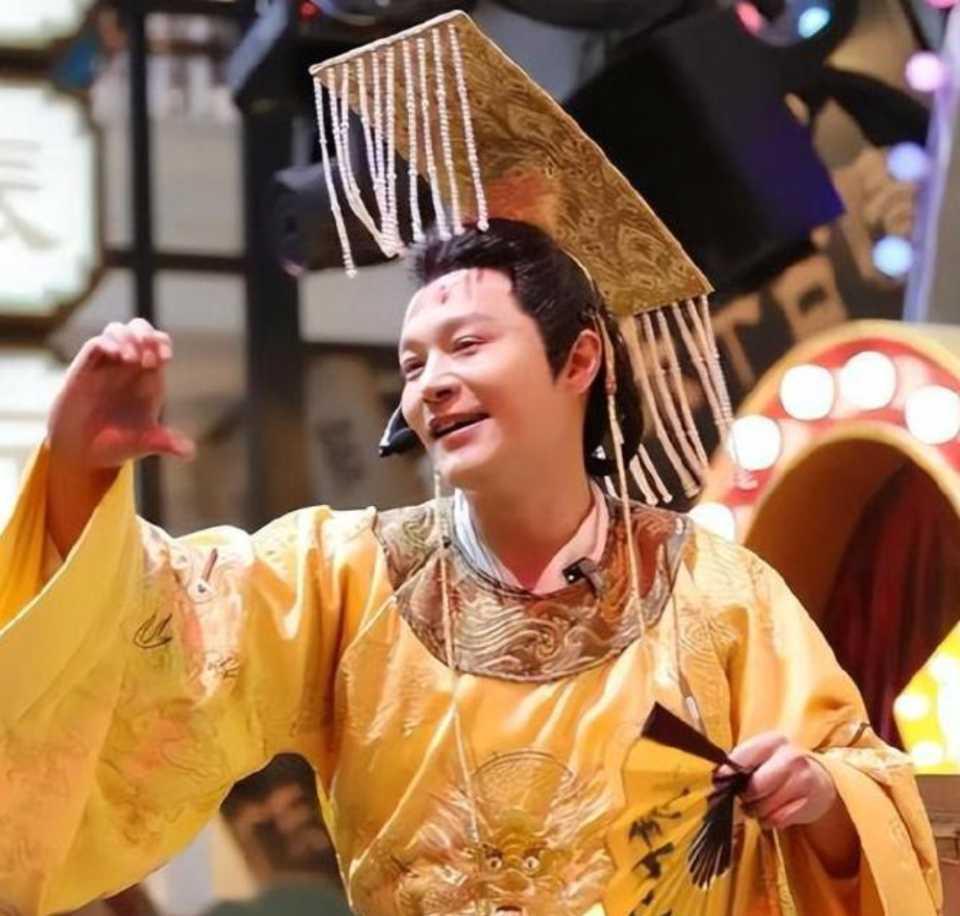 郑国霖去景区当NPC，日收入1000元、还交社保，他说自己很满足。

"景区给交