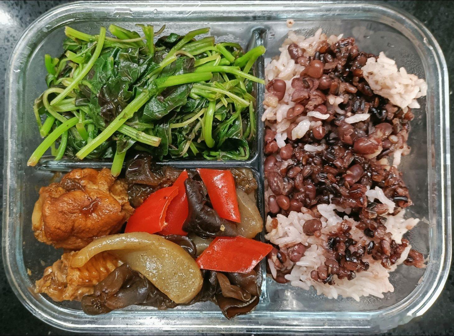 #儿子的午餐##这个问题吃什么# 红豆紫米米饭，鸡翅木耳魔芋彩椒，水油煮紫苋菜。