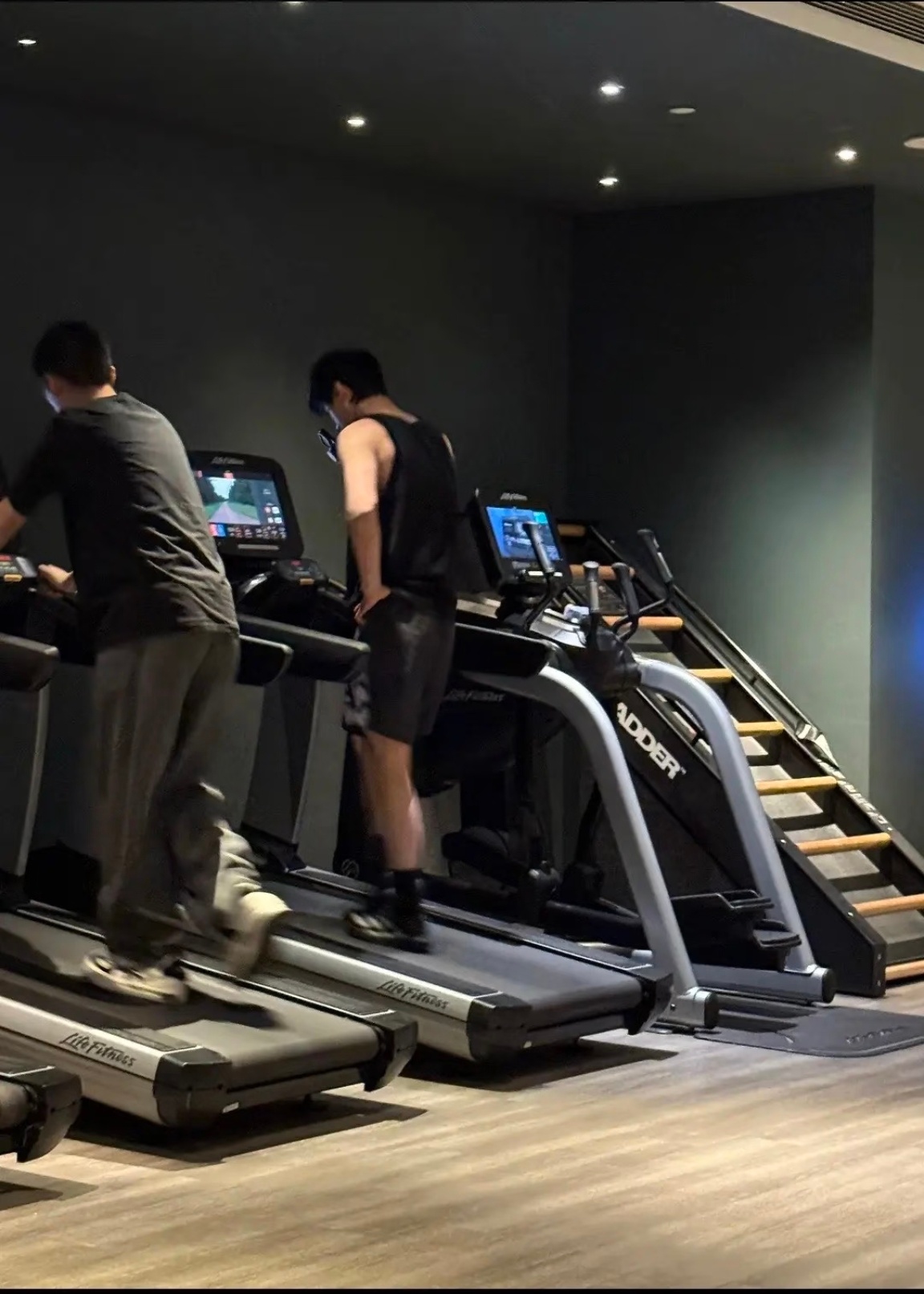 何与真的很自律，男明星的自觉鱼烧虽然没法自在打球⛹🏻♂️，但是一点不耽误规律健