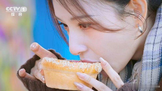 咖啡喝完杯子还能嚼着吃 馕是新疆万能容器 三餐四季 馕变身咖啡杯，超有趣！捧在手