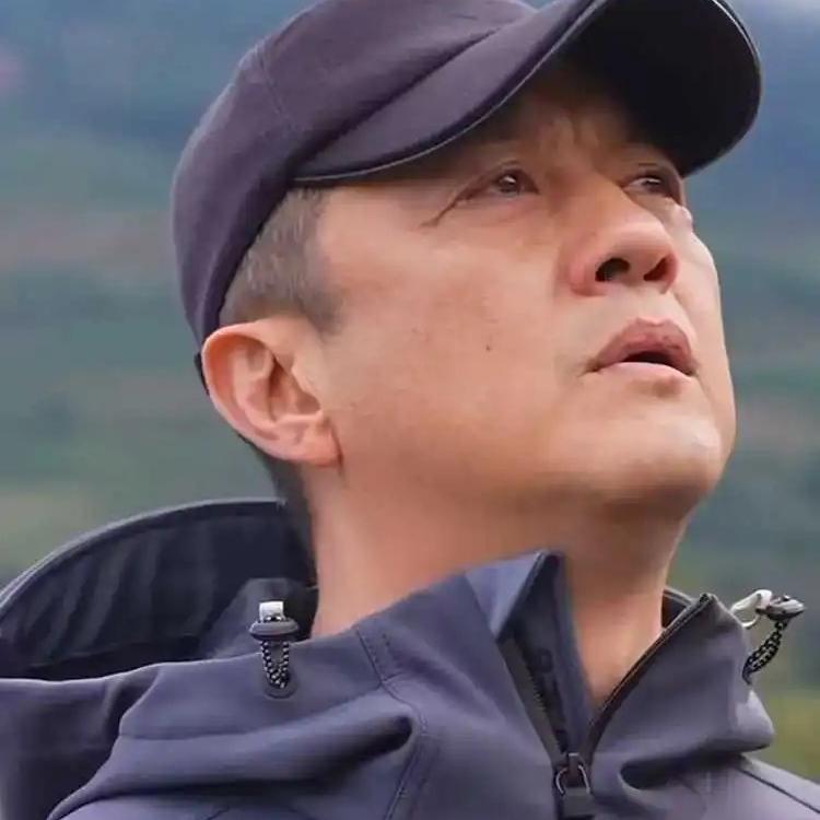 李亚鹏已经很难再结婚了！
原因太简单，不是因为他年纪大，
也不是因为他没钱，而是