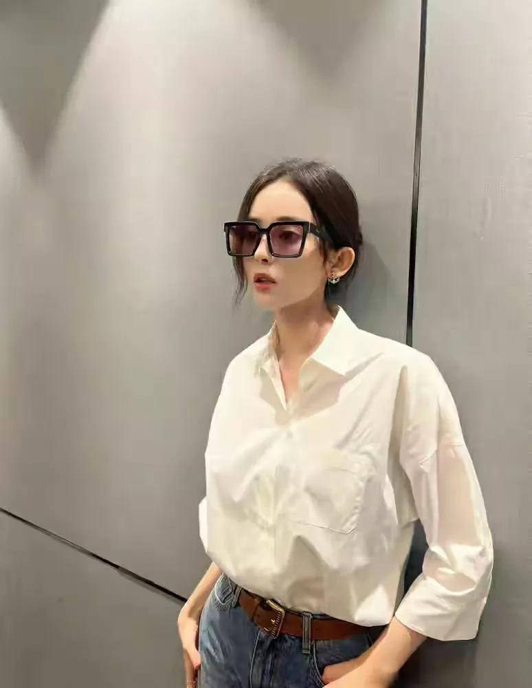 白衬衫配牛仔裤这种简约风，古力娜扎穿得很洋气，有颜真好

“简约不简单”，最近这