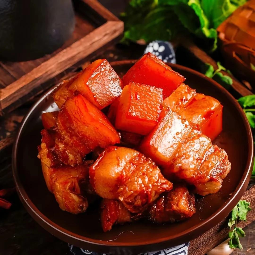 方砖凝脂琥珀光，
慢火煨成糯玉香。
最是家常勾旧味，
秀色可餐哈喇淌。