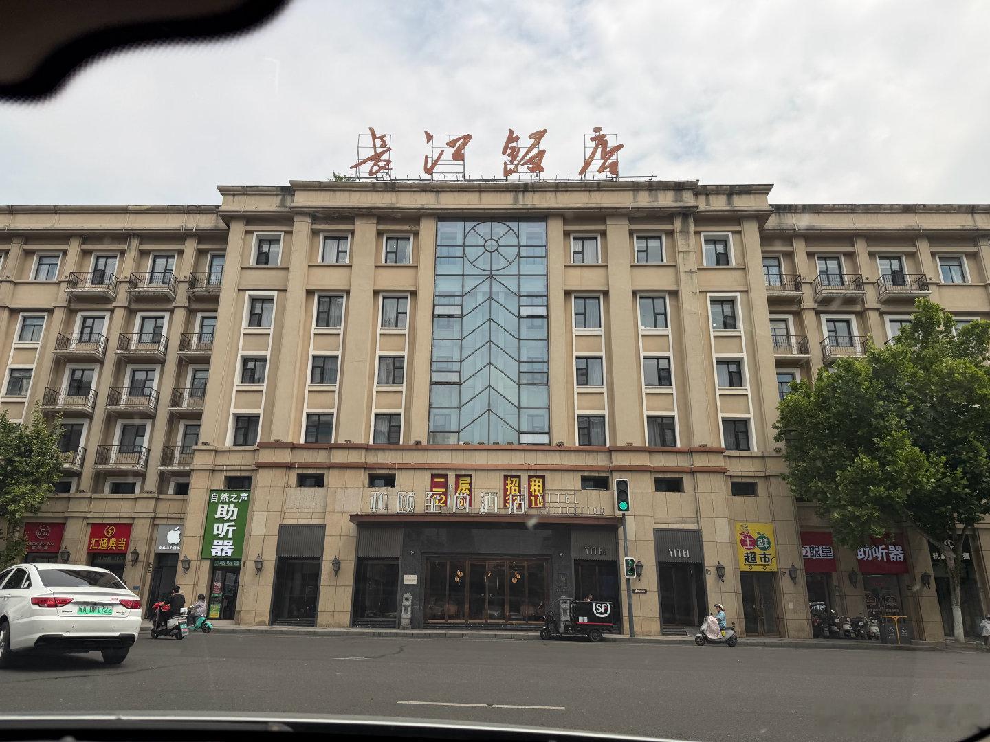 昨天在九江的长江边吃了鱼，上次来九江是去年驾驶A6小汽车路过。日行1300km，