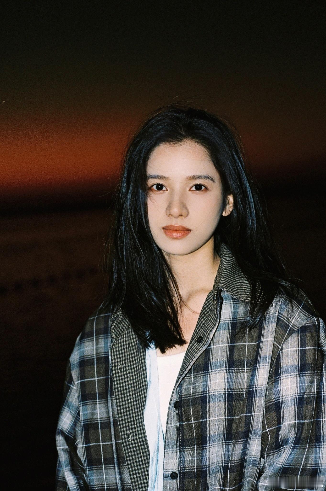 张婧仪整个人的氛围感好强！镜头感好强！果然有些人是天生适合当演员的！ ​​​