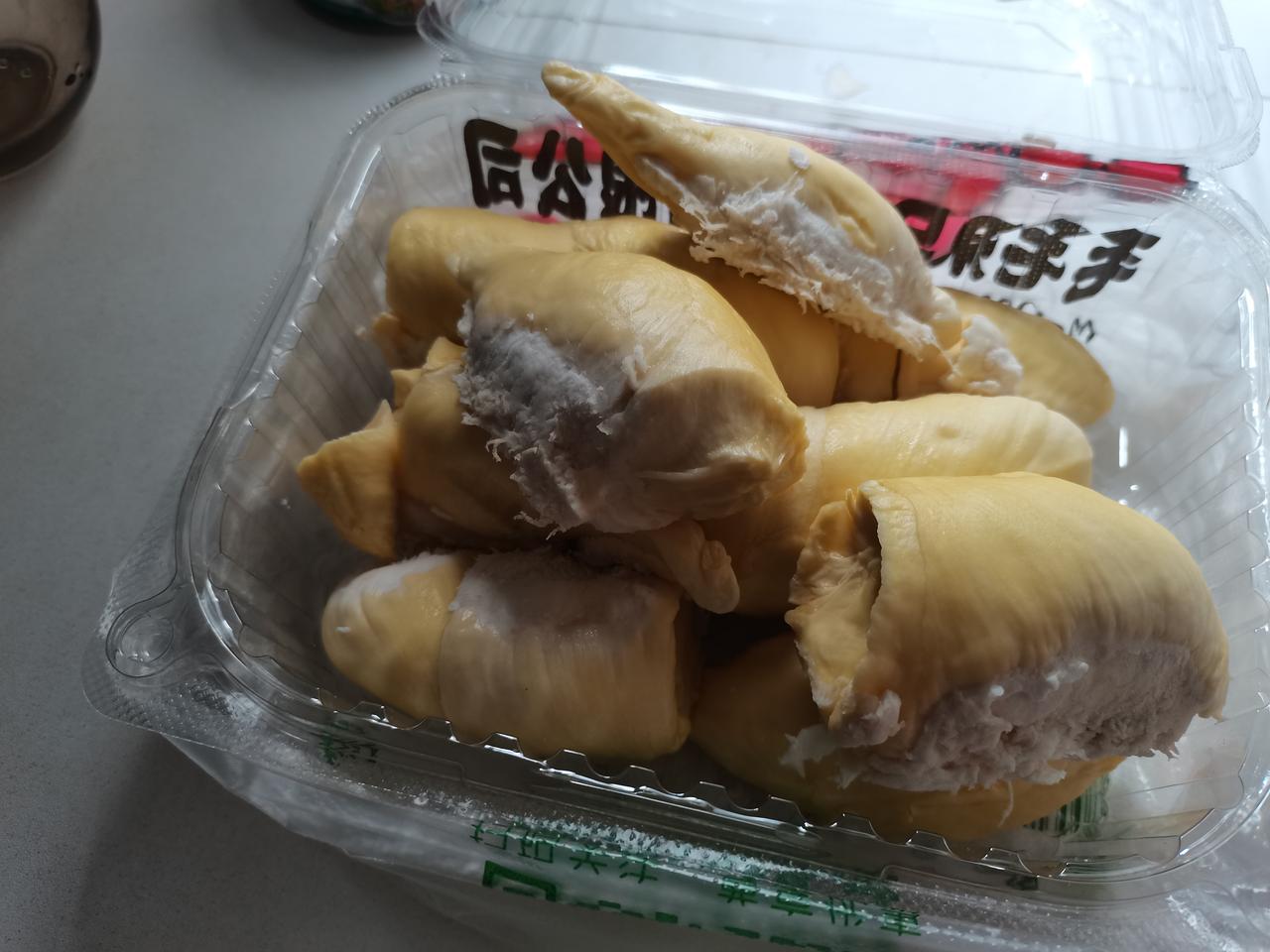 大姨妈过后又开始失眠了，
买了一个榴莲寄予厚望，
但到现在还没有睡意。

到小出