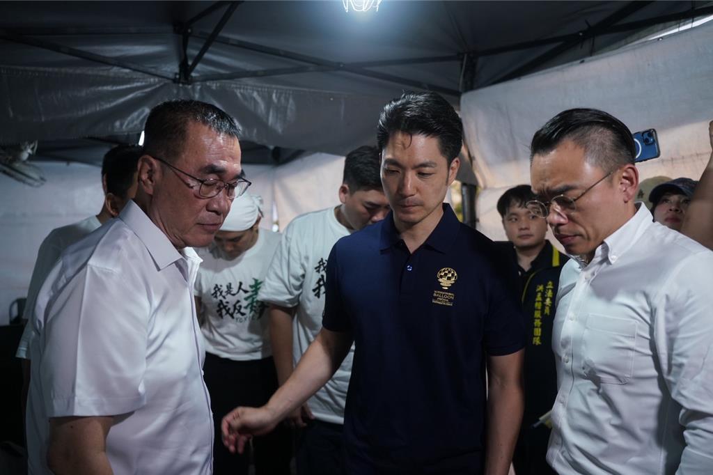 蒋万安拥抱绝食蓝青年喊撑住　李四川谈毒油案“就很奇怪啊”
致癌油风暴延烧，国民党