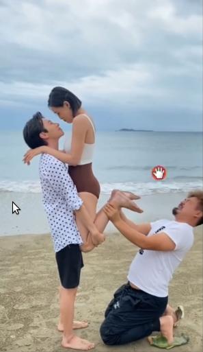 如何把右下角这个多余的人给他p掉？