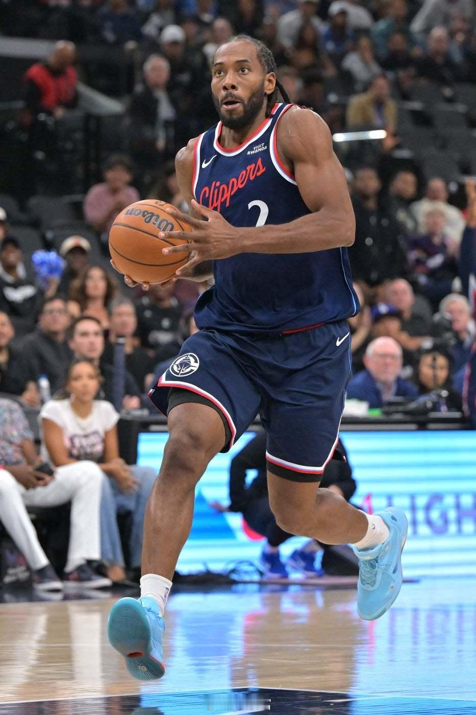 莱纳德预计在周一客场对阵骑士的比赛中复出，他已因脚部伤势连续缺阵10场。 