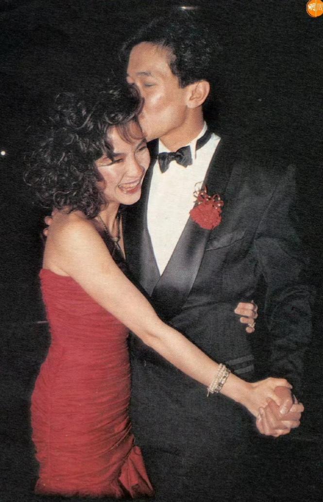 1987年12月底，杨紫琼与富豪潘迪生在订婚晚宴上拍摄的照片。1988年2月，两