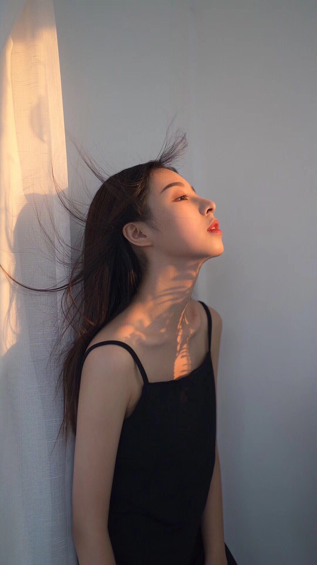 女人最好的姿势是：每天化个淡妆，穿上喜爱的衣裳，不仰慕谁，不依托谁，静悄悄地努力