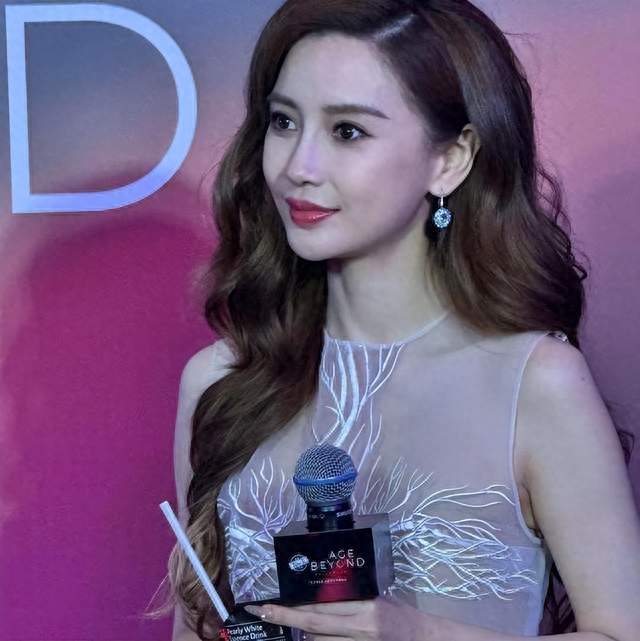 杨颖直播聊显老：刚说“想哭”，紧接着又说“没关系”