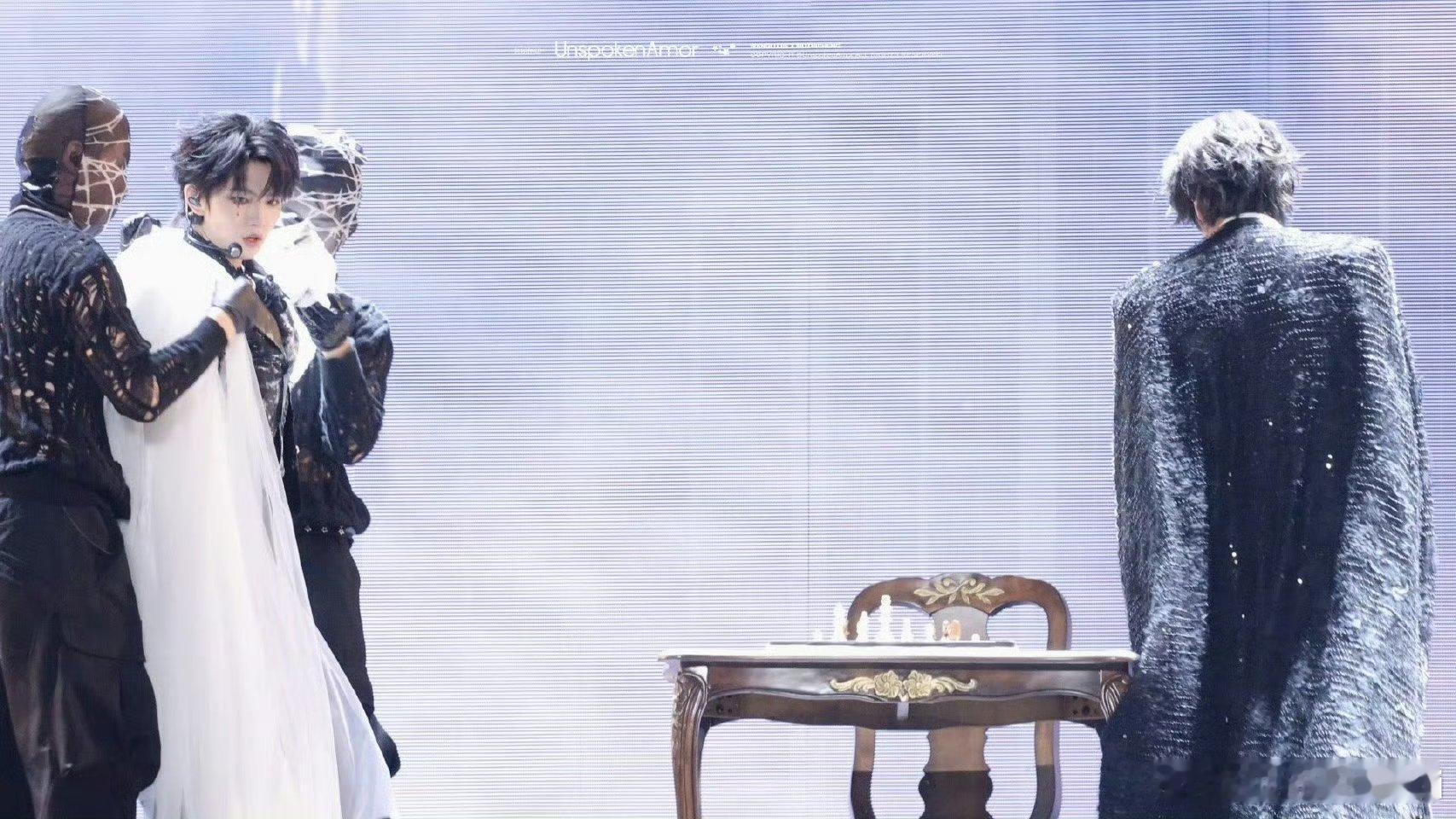 王橹杰穆祉丞双人舞台真的好有设计感的舞美，承认吧你也为我们橹穆着迷