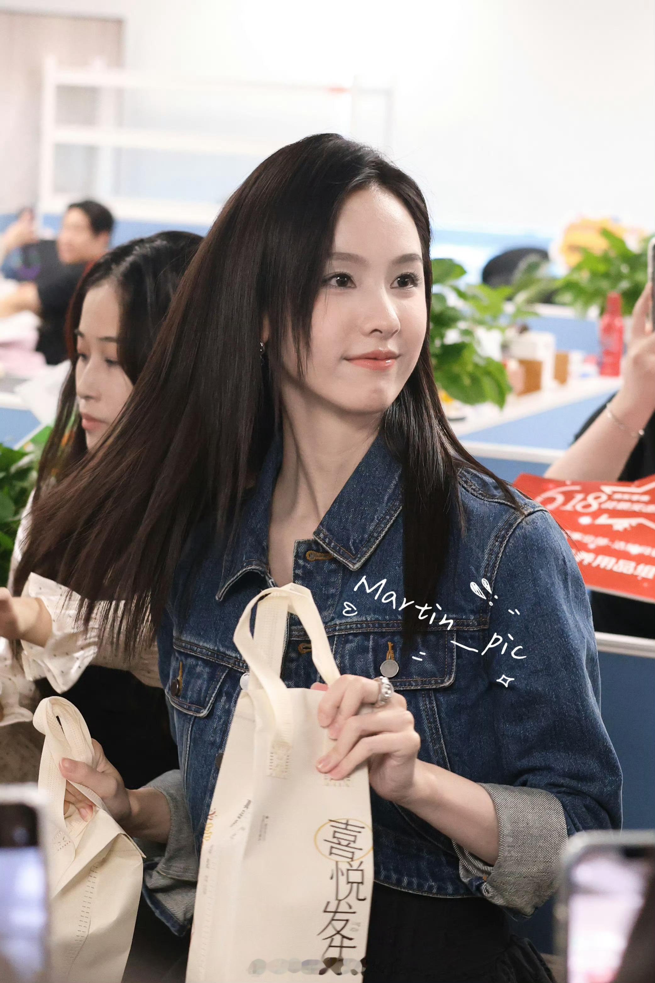 陈都灵💙𝟐𝟎𝟐𝟒 京东大楼扫楼生图[送花花] ​​​