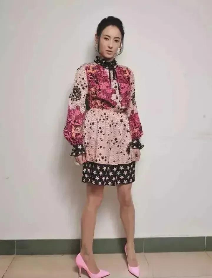 张柏芝这是穿的啥呀？又粉又土，除了脸蛋漂亮以外，身材和衣服真的没眼看了。

花裙