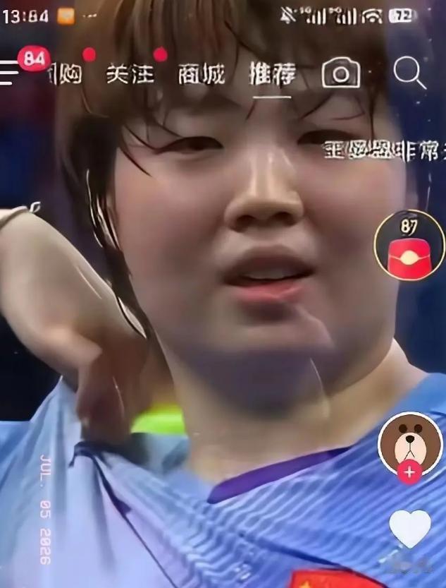 蒯曼1比3落后的关键时刻，眼看就要被日本选手淘汰，她向场边教练于子洋询问：“拉不