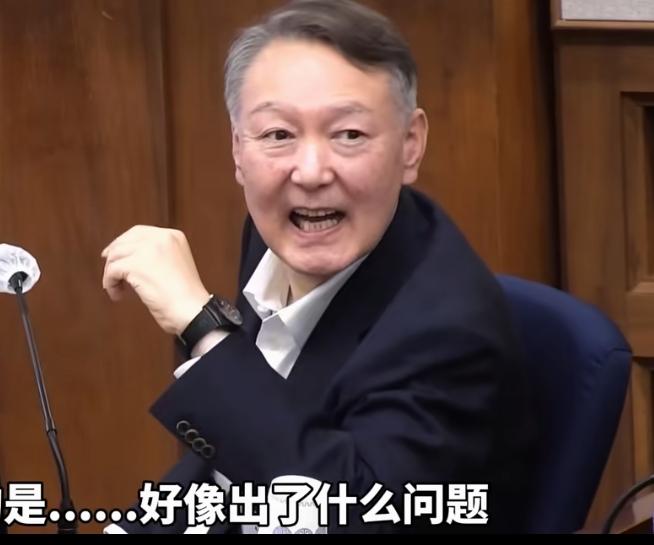 西方的民主，已经完全崩坏！
你看看，这样受审的样子吗？
我一直说，从霍布斯，洛克