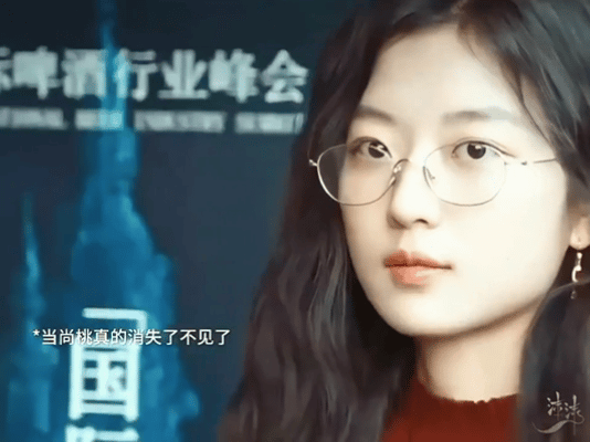 栾念开口说出那句好久不见栾念拦不住尚之桃向前的脚步走廊这场对手戏后劲十足，栾念困