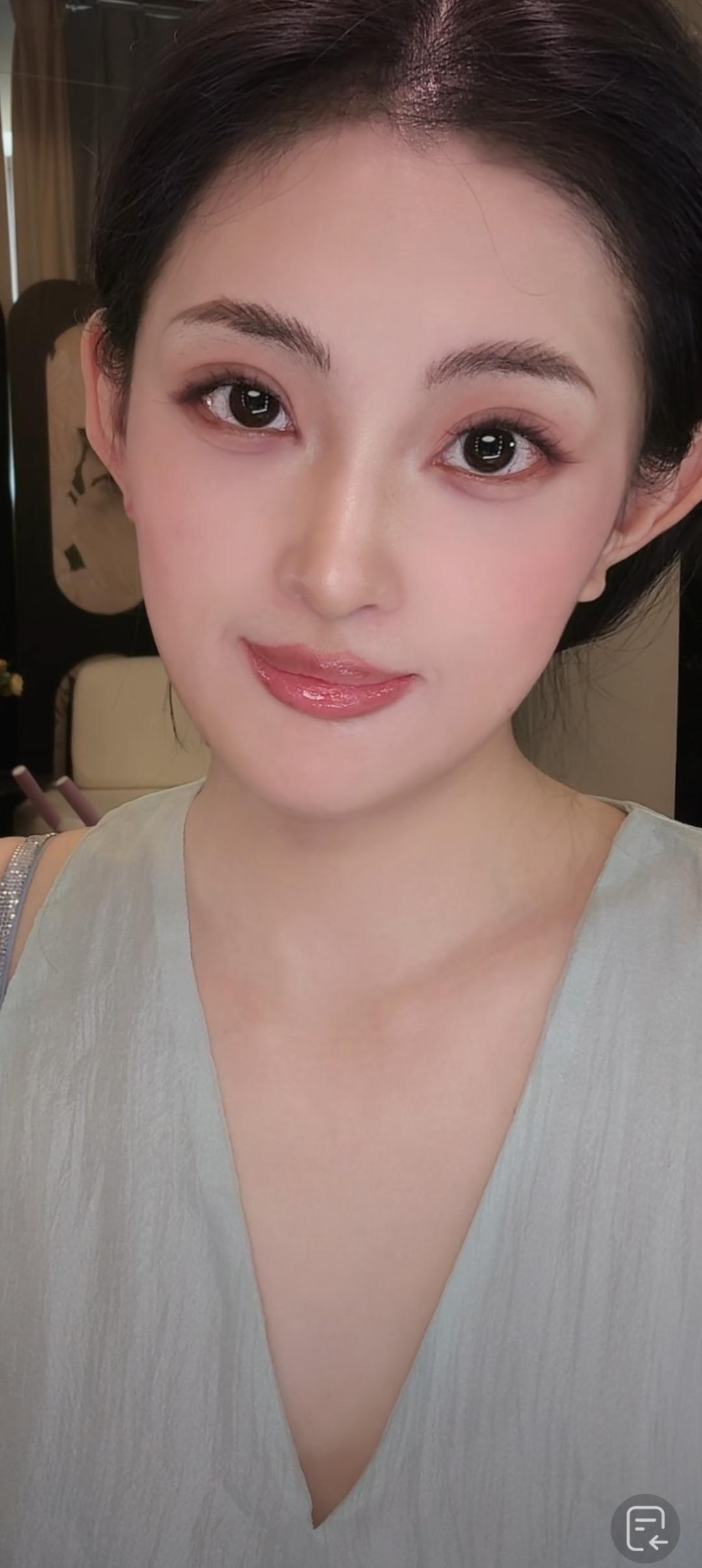 这位美女化着精致的妆容。