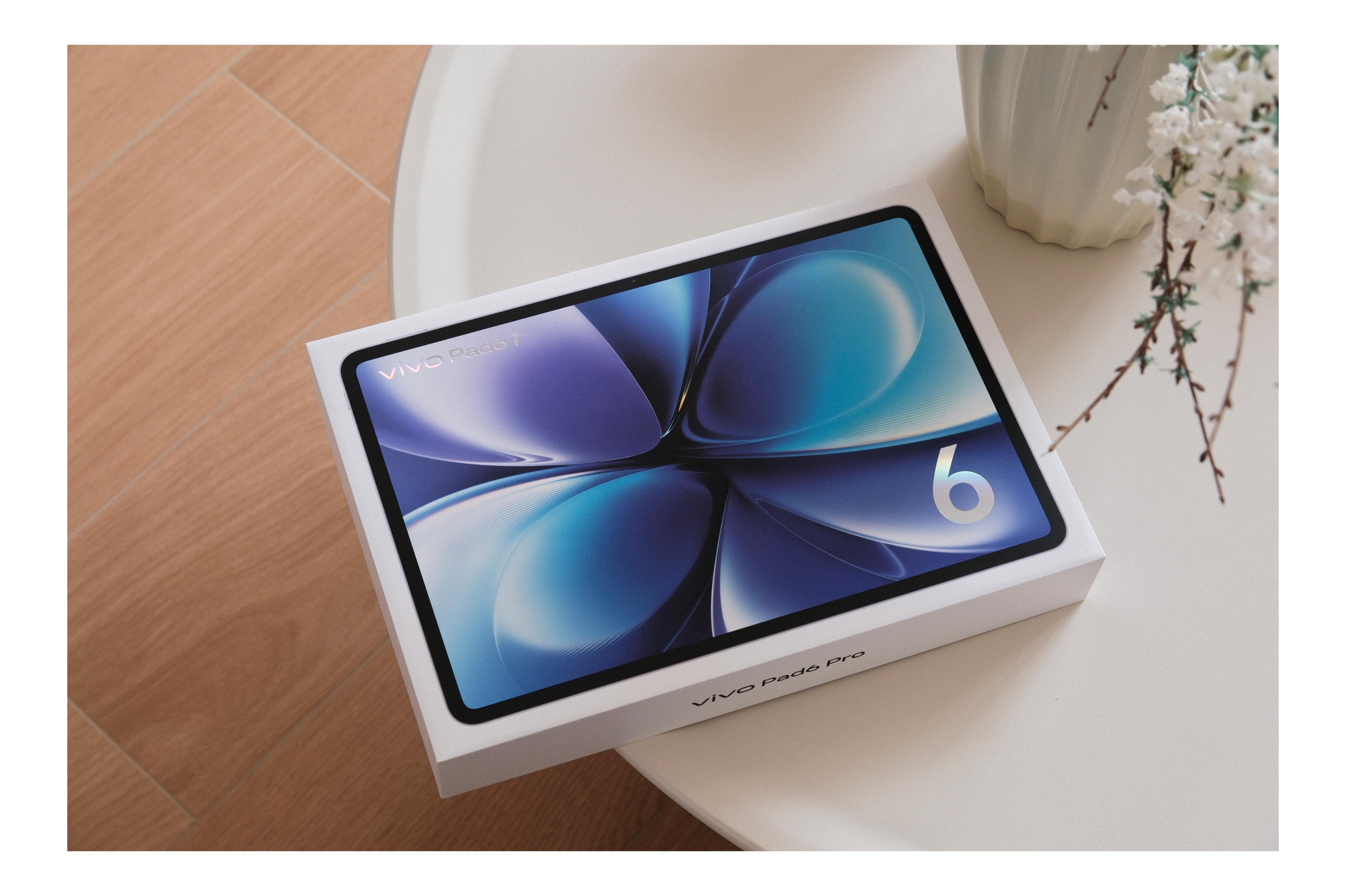 带大家看看vivo Pad6 Pro，13.2英寸的4K+144Hz原彩屏，素质