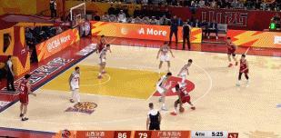 我就想问这个防守傻不傻？奈特在三分线运进来，运得都没办法了。结果宏远阵型还一步步