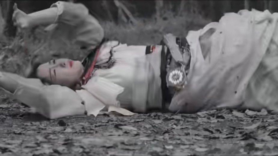 #慕声爽了 凌妙妙要扫好多灰# 看呐，凌妙妙一摘发带，慕声妖化现场超燃，白发慕声