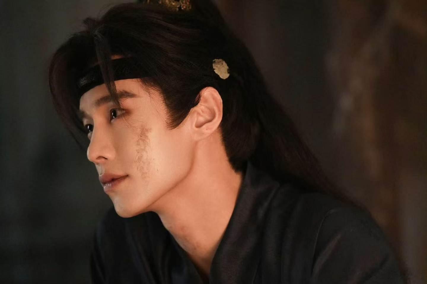 何与百花杀演绿茶何与别装了，三步一喘给谁看呢，脱衣八块腹肌我可都看见了哈～何与百