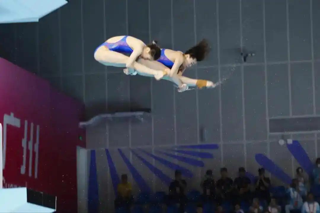 11月2日的广州奥体中心游泳馆，全红婵与搭档王伟莹从十米台跃入水中，看台瞬间安静