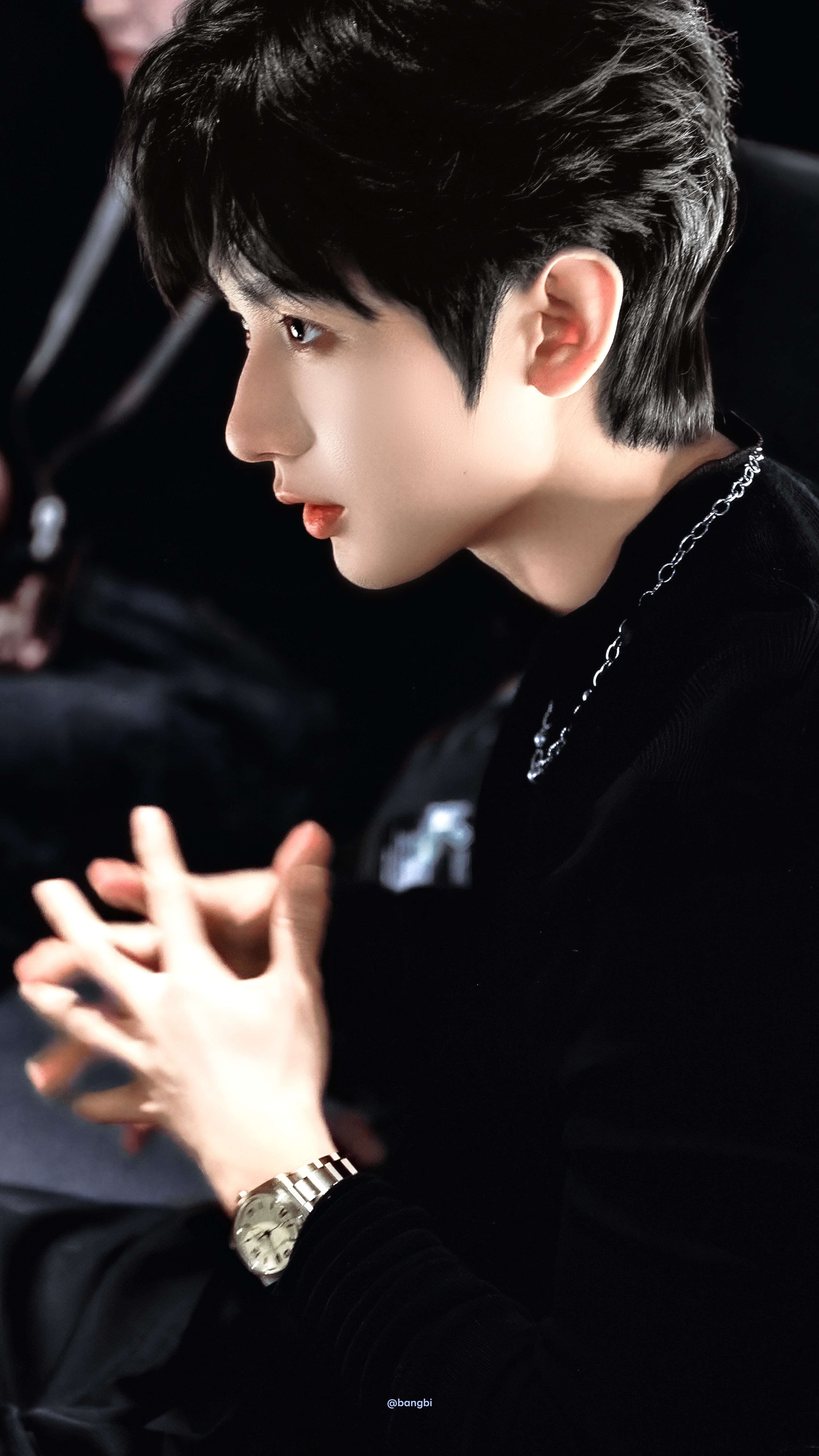 成毅越来越嫩了 哪里都那么完美，身材颜值都超绝，脸部线条干净又利落，眉眼间的青涩