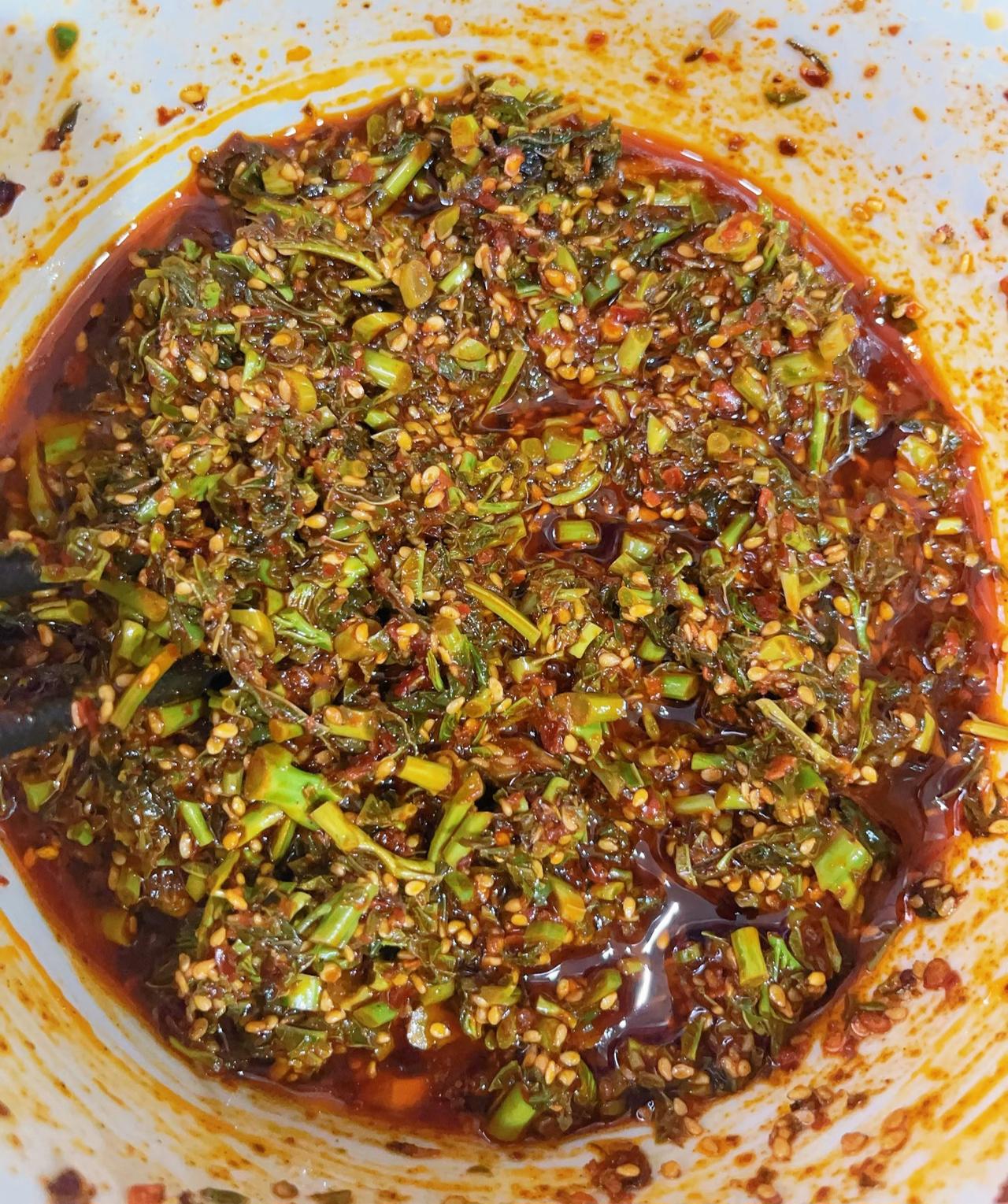 香椿辣子丨来自春季的限定味道！
一到香椿收获的季节，
就想给大家分享这道香椿辣子