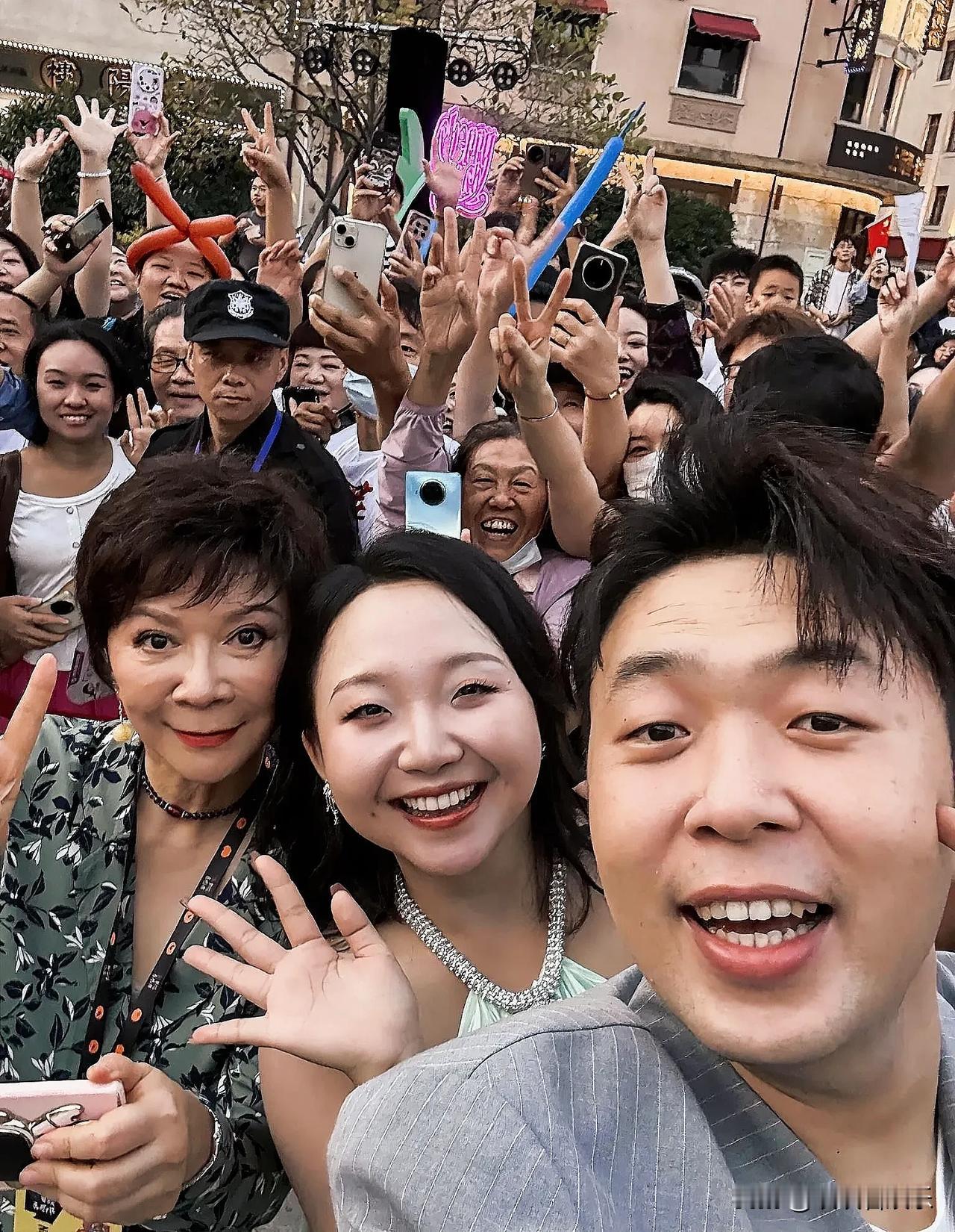 久别重逢，蔡明姐的风采依旧，小辣的活泼与灵动，让人心旷神怡。橘子仿佛带我们穿越回