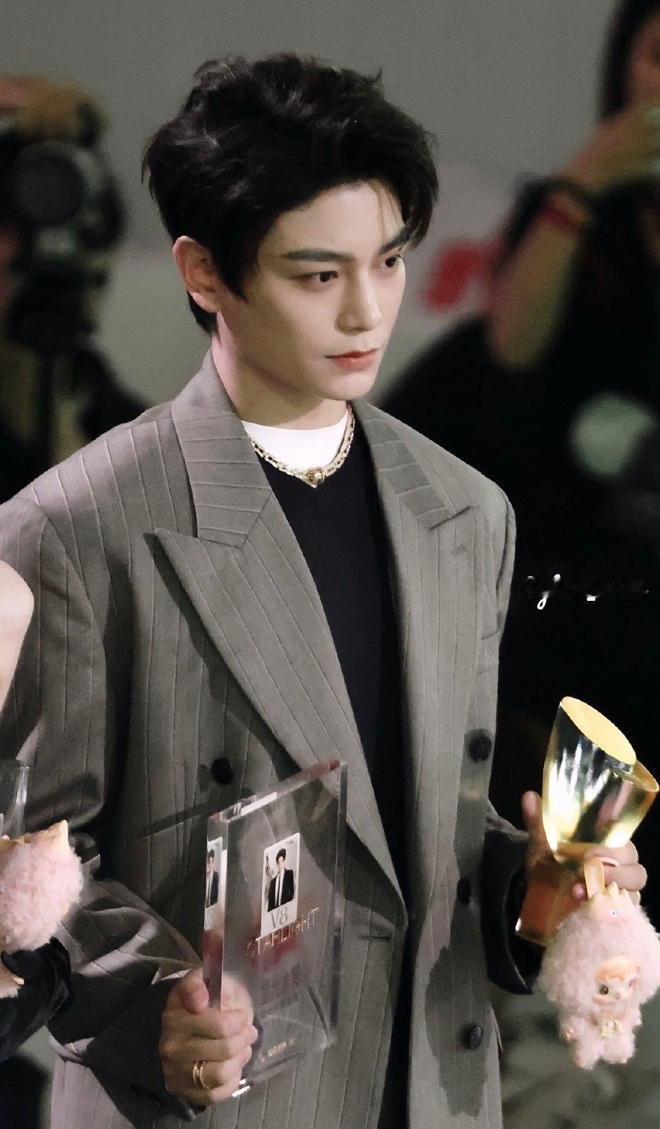 丁禹兮报销粉丝过年路费 年度宠粉天花板非莫属！超长直播陪跨年、不间断唱歌送温暖，