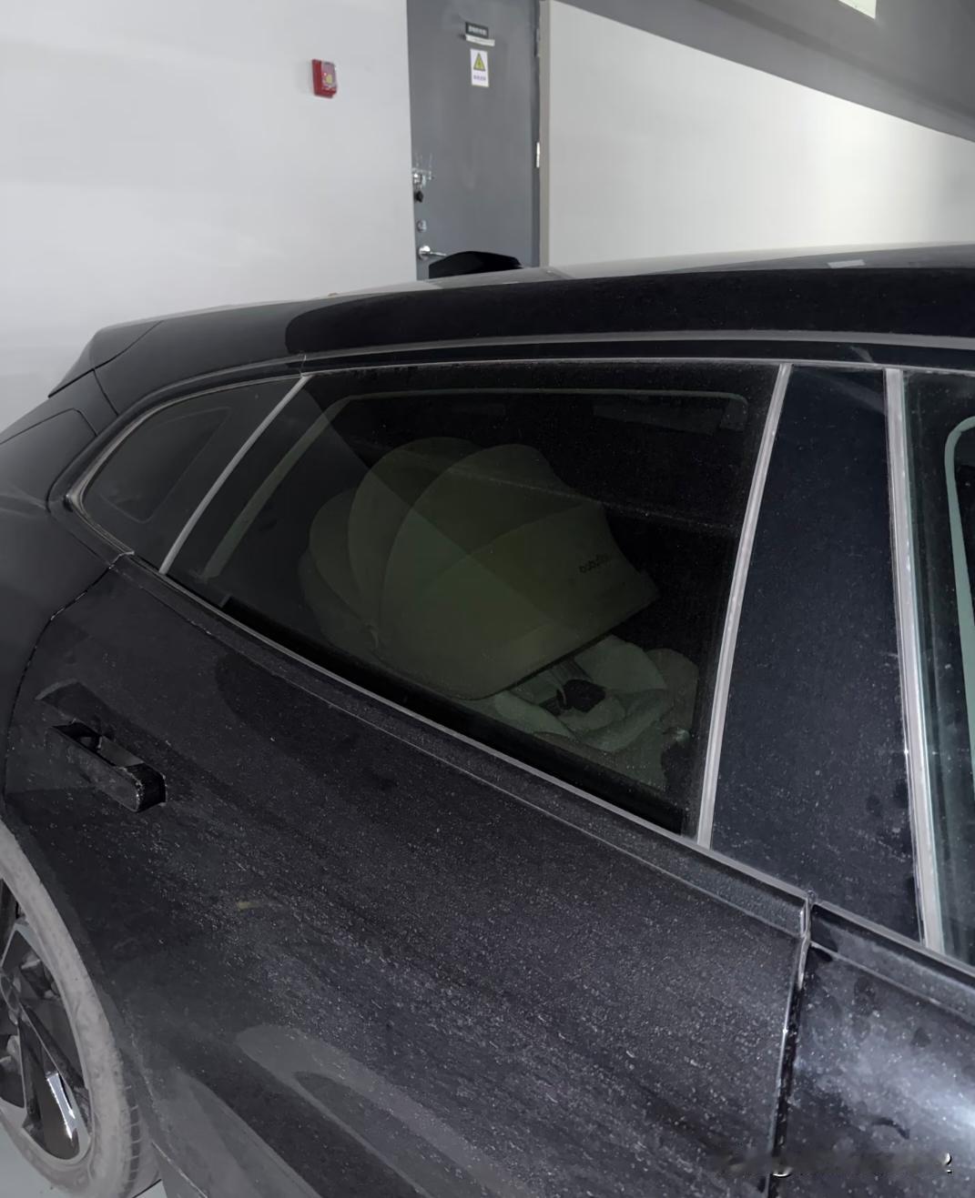 为啥现实中很少见有车装安全座椅？
在车库停车，瞥见旁边黑车里的安全座椅，突然就感