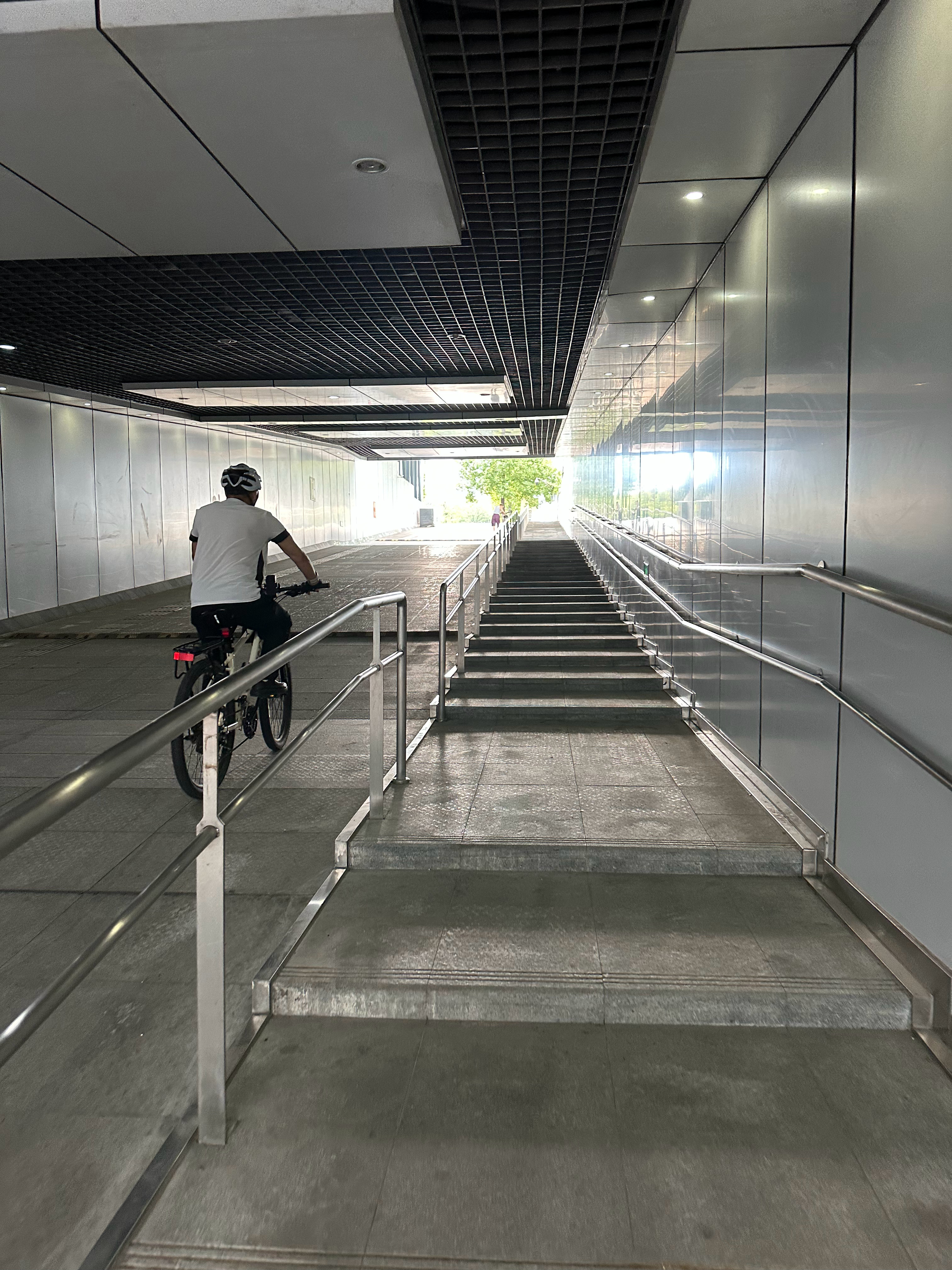 早！慢跑三公里，半小时燃脂操阴天闷热，跑到半路时开始落雨 成都