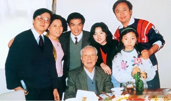 这张温馨合影，定格了万里同志七十五岁寿辰的家宴时刻。
端坐中央的万里老人精神矍铄
