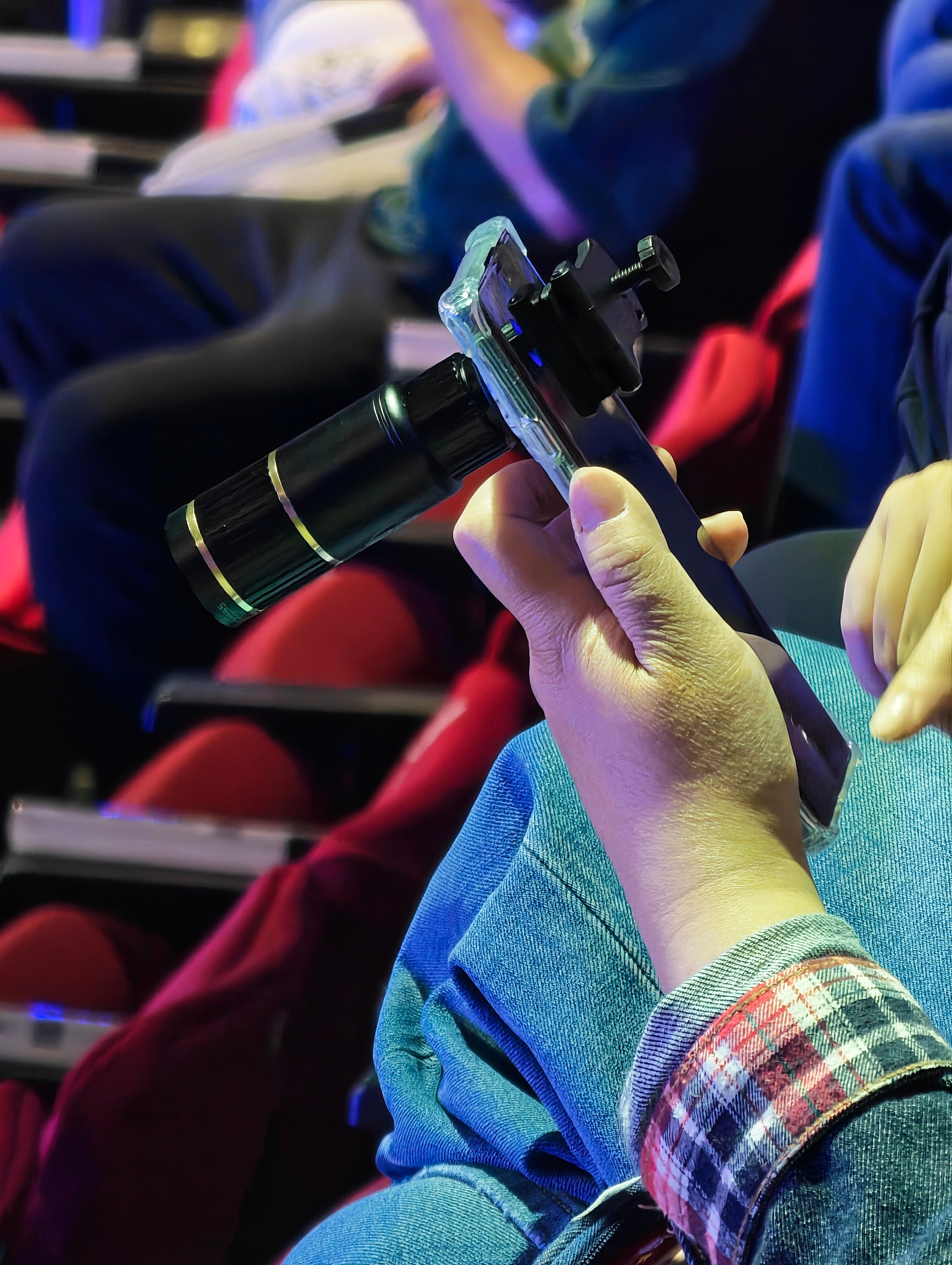 “盗版”增距镜，这种机械外接式的，简单直接，但是应该不好用吧