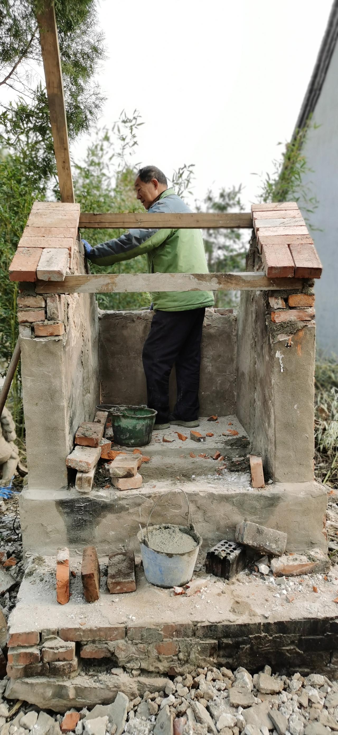 凤凰山的土地庙在一砖一瓦的修补里慢慢重焕模样，老砖新泥裹着烟火气，这修缮的不仅是