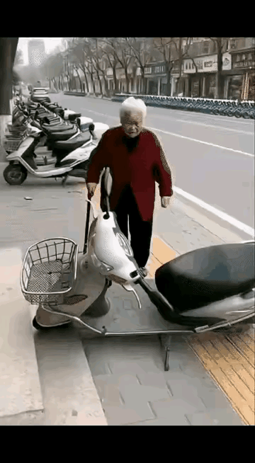 真是看不懂！真的搞不懂有些老太太的思路，看着前面挡路绕一下多简单的事儿，一点不费