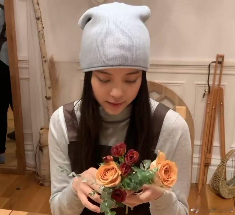 柏林偶遇欧阳娜娜 救命！路人拍的柏林娜娜好可爱！蹲在街头拍涂鸦，手机凑近镜头的样