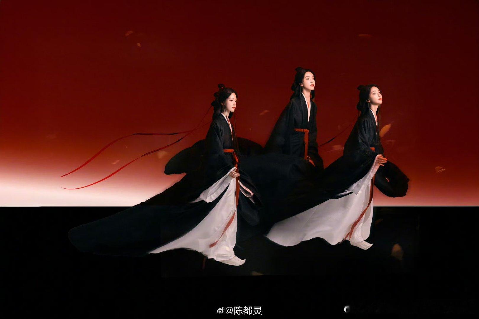 谁能拒绝陈都灵的战国袍陈都灵天选古人含金量陈都灵黑底红绳撞色古朴大气，挥袖握剑之