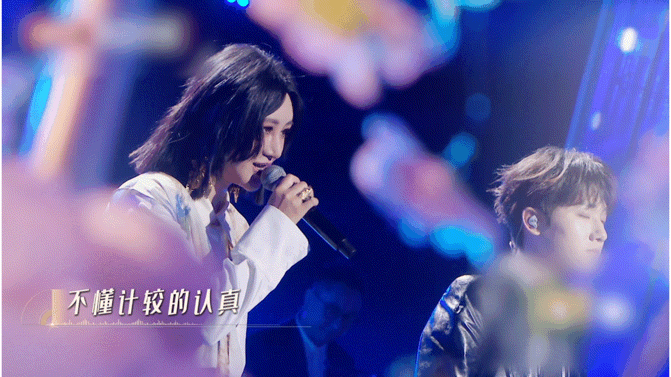 尚雯婕说蒋敦豪私下憨憨的舞台上是气场全开的vocal女王与拽酷摇滚少年，后台是温