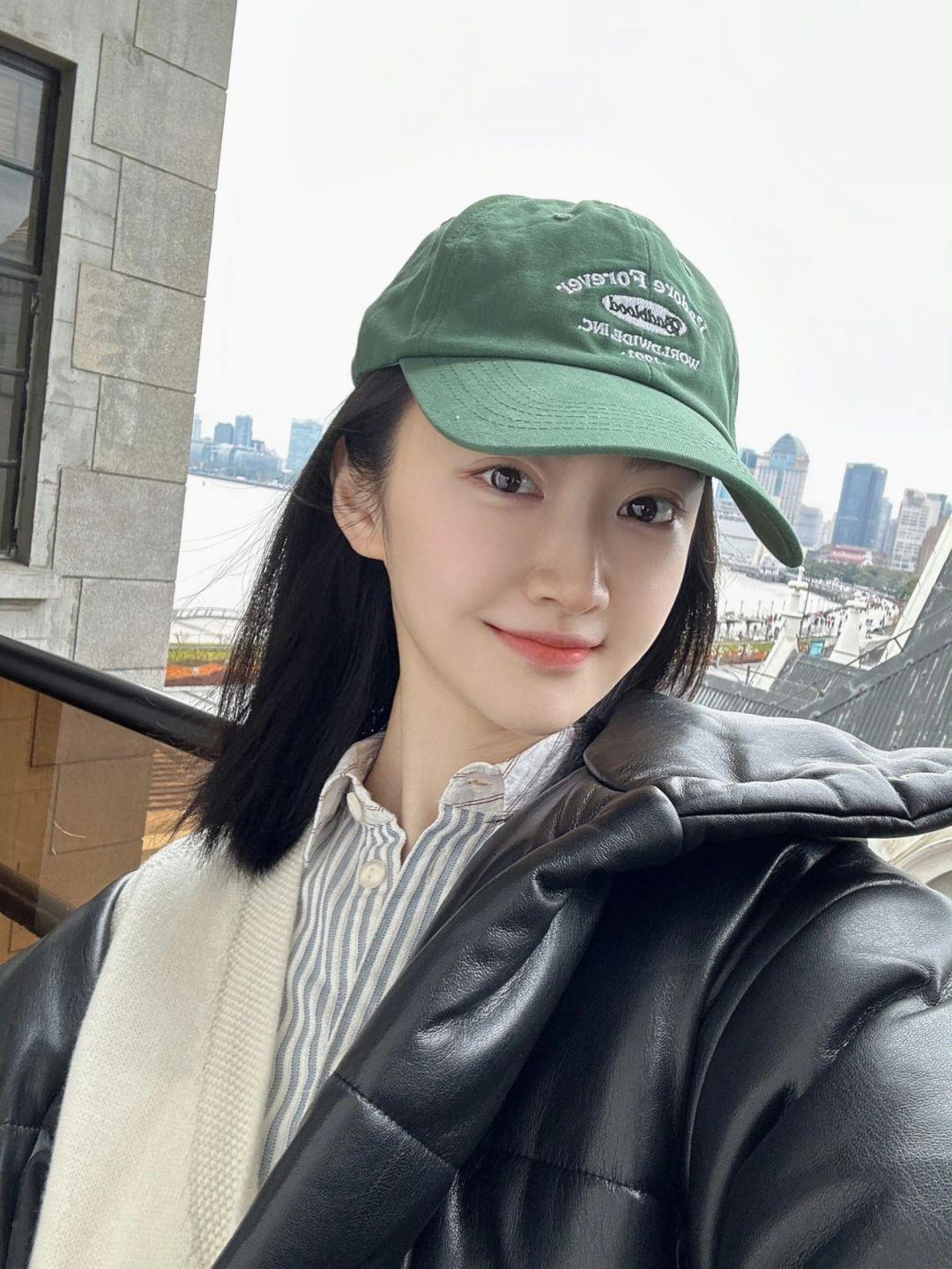景甜真的挺美的，不过是不是显得有点疲惫，只是看到这顶绿帽子，我不禁若有所思。@景