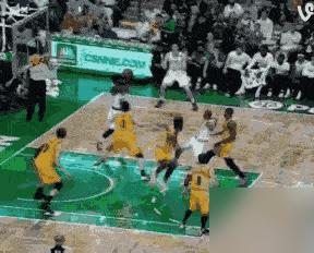 别再说他老了。
这跟年龄无关，是选择。
看看这画面：湖人落后19分，他在三分