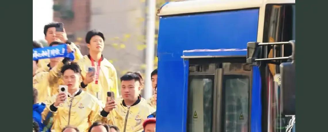 20万人挤爆永州街头
 
昨晚冷水滩堵成停车场。十辆公交拆掉顶棚，载着女足姑娘从