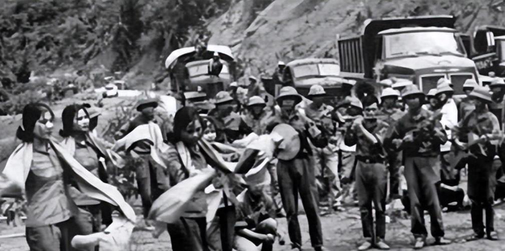 1979 年， 200 多名被俘战士归国，刚踏过边境，许世友一道军令，连指导员直