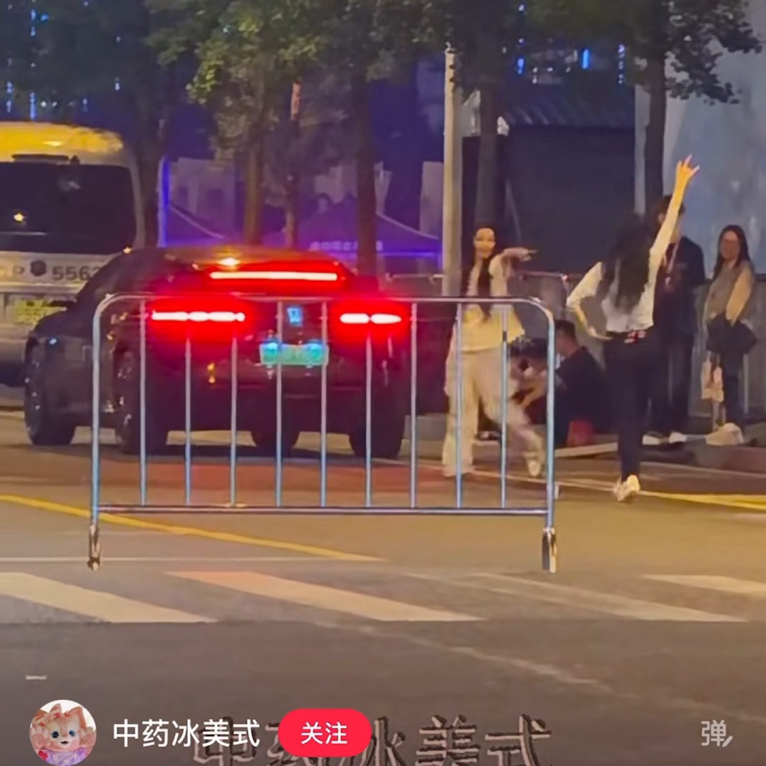 坏菜了 小孙怡跟着萧蔷姐学上跟粉丝约架了 