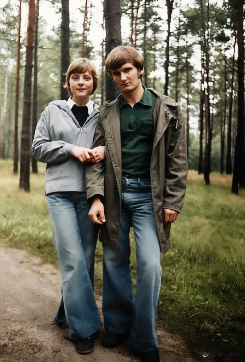 安格拉·默克尔和她未来的丈夫乌尔里希·默克尔，照片拍摄于1975年，东德莱比锡。