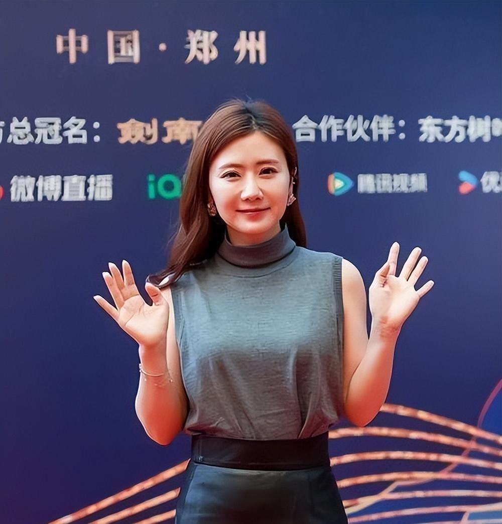 最近福原爱直播书法才艺，结果服装差点出洋相，引起网友热议！有人心疼她，有人觉得她