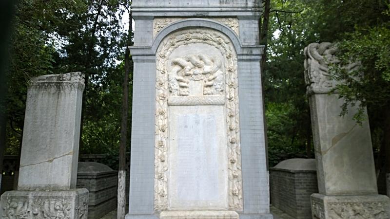 康熙非嫡非长却能继承皇位，原因还挺多。当时顺治帝考虑继承人时，汤若望起到关键作用