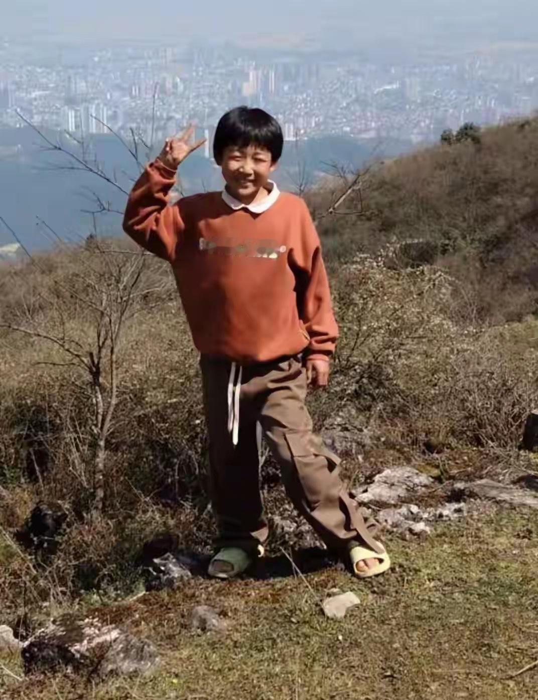 曲靖12岁男孩独自爬山失联，至今2天依然无音讯。2月25日，男孩在外婆家罗平县腊